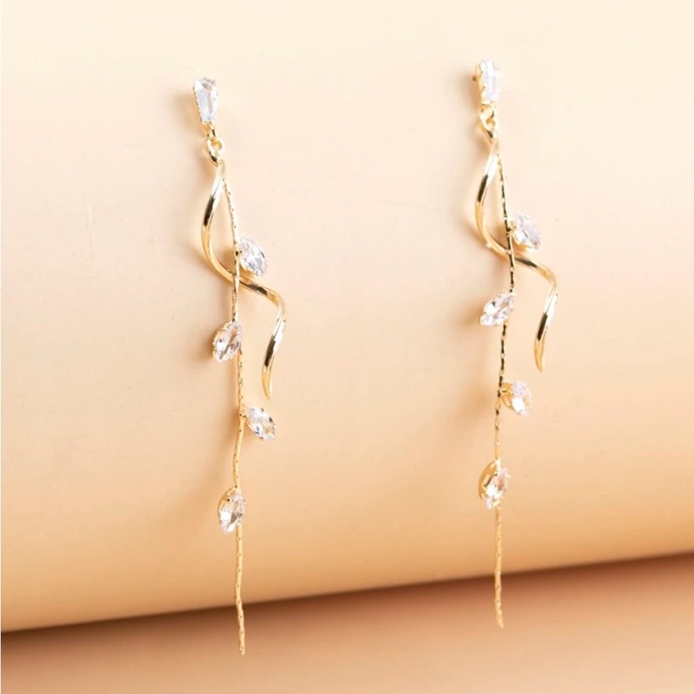 BRAND NEW 🍃18K Gold Plated High-End Elegant Vine& Leaf Design Long earrings